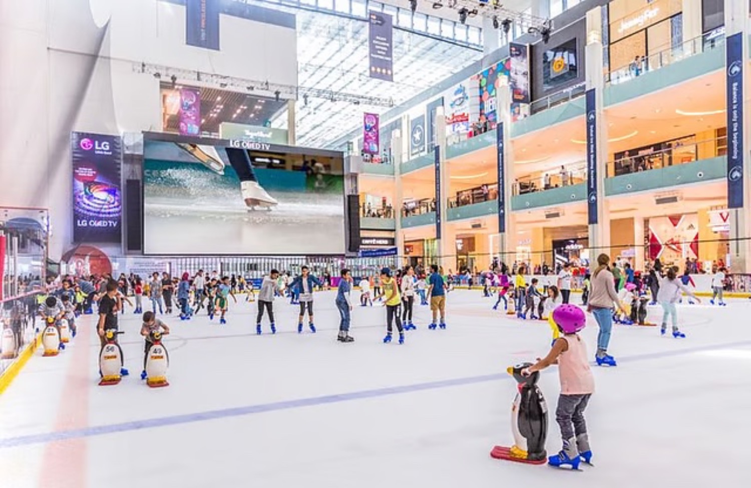 Patinage sur glace à Dubaï : fraîcheur estivale | Die Geissens Real Estate | Luxus Immobilien mit Carmen und Robert Geiss – Die Geissens in Dubai
